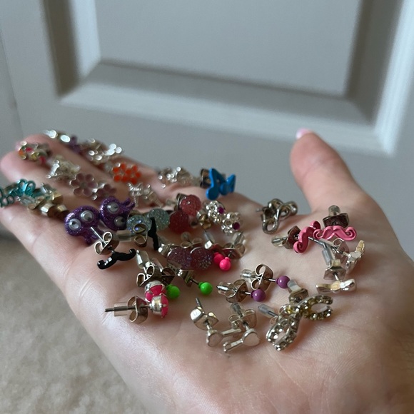 👂Pack of 26 sets of earrings + free bracelet: